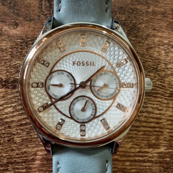Classic Minute Three-Hand Rose Gold-Tone Stainless - Picture 1 of 7